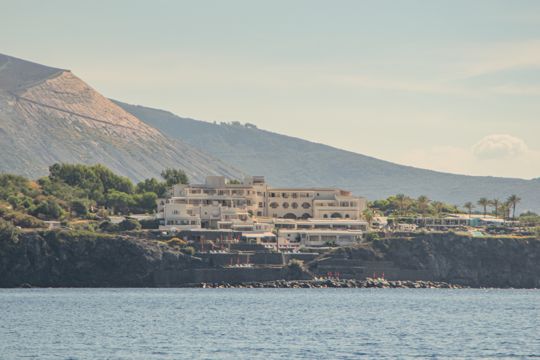 A coastal resort beneath the slopes of Vulcano